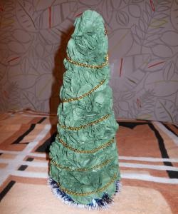 Kağıt peçetelerden yapılmış Noel ağacı