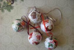Decoupage of balls for the New Year tree