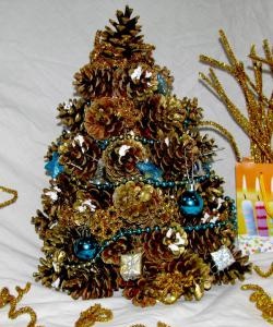 Erdei kúpokból készült karácsonyfa