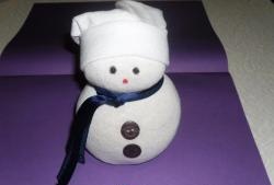 Snjegović napravljen od čarapa i riže