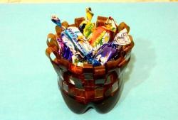 Wicker candy bowl na gawa sa mga plastik na bote