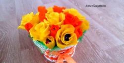 Bouquet of sweets “Yellow roses” in a basket