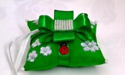 Costuramos uma almofada verde para alianças de casamento