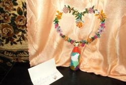 Dekoration "Hjerte" lavet af perler på et stativ