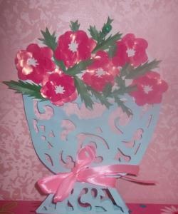 Ažūrinė vaza su popierinėmis gėlėmis