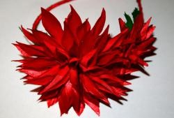Hoop na gawa sa satin ribbons na may komposisyon ng chrysanthemums