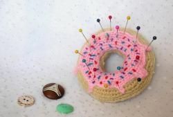 Almofada de alfinetes de crochê em formato de donut