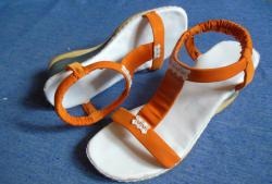 Pinapalitan ang insole ng lumang sandals