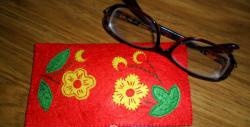 We sew a case for glasses from felt
