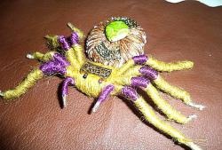 Fóliából és cérnából készült pók