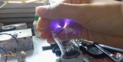 A simple plasma ball made from a light bulb