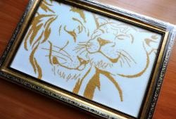Een paar gouden leeuwen borduren