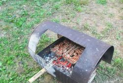 Nouveau barbecue à partir d'un vieux tonneau