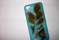 Zdobenie puzdra na telefón jesennými listami a sušenými kvetmi