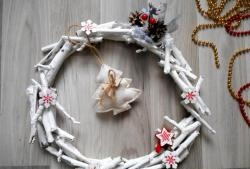 Christmas wreath na gawa sa mga sanga at patpat
