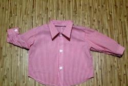 Van de blouse van een moeder naaien we een shirt voor een baby