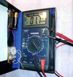 Multimetrs tiek darbināts ar 1,5 voltu akumulatoru