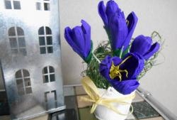 Bouquet ng crocuses na gawa sa corrugated paper