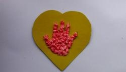Razglednica "Srce s dječjim dlanom"