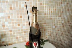 How to decorate a bottle of champagne for February 23
