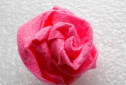 Sådan laver du en rose fra en viskoseserviet