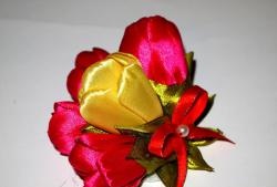 Mga tulip na gawa sa satin ribbons