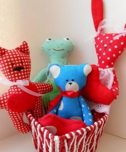 What to give for Valentine's Day? Sew a primitive bear with a heart