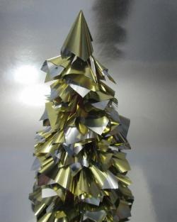 Juletre laget av gull innpakningspapir