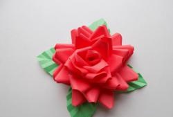 Kā izveidot papīra rozi