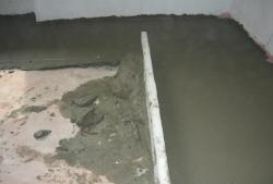 Screeding with a coarse leveler is the best way to level the floors in an apartment
