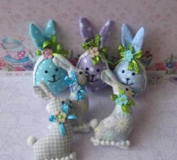 Bahar tatili için kumaştan yapılmış tavşan yumurtaları