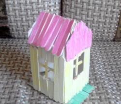 Rumah comel diperbuat daripada batang popsicle