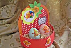 Velykų krepšelis su kiaušiniais