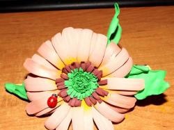 Membuat penyepit rambut dengan bunga dari foamiran