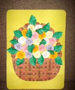 Carte postale avec des roses volumineuses dans un panier en osier