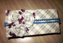 Boîte décorée de tissu, fleurs en tissu et perles