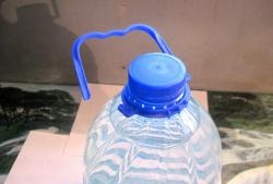 Házi készítésű fogantyú műanyag palackhoz