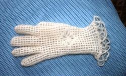 Prolamované rukavice vyrobené z bílého kozího prachového peří