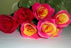 Bouquet ng mga rosas na gawa sa mga kendi at papel