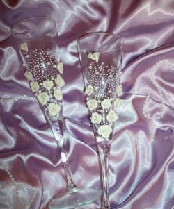 Decoration of wedding glasses with plastic roses
