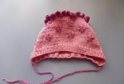 Pălărie pentru o fată nou-născută