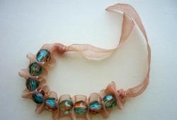 Bracelet composé de ruban et de perles