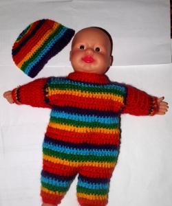 Gebreid kleurrijk pak voor een babypop van 25 cm groot