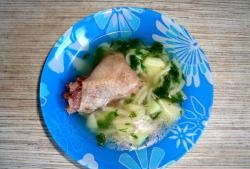 Sopa de pollastre en una olla de cuina lenta