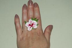 Bague en porcelaine froide avec orchidée