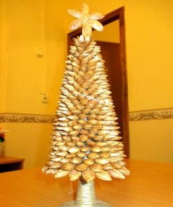 Albero di Natale fatto con noccioli di prugna