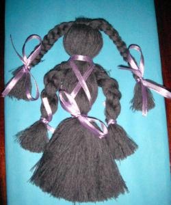 Amulet doll made of threads