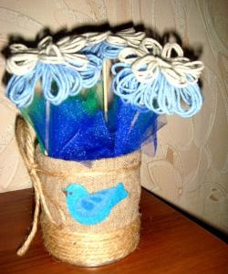 Flores feitas de fios em um vaso caseiro