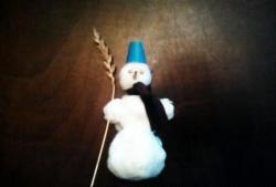 ตุ๊กตาหิมะร่าเริงทำจากสำลี