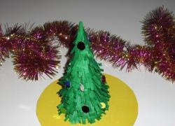 Flauschiger Weihnachtsbaum aus Papier
